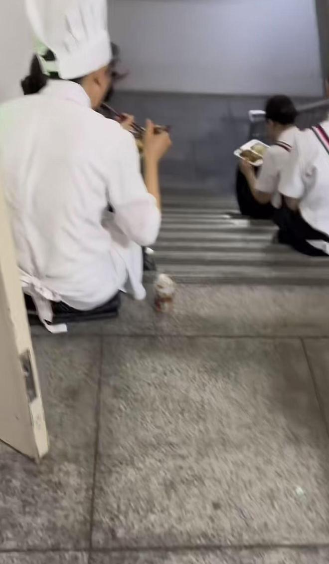 不让坐在桌上吃饭员工无奈只能蹲着吃饭AG真人游戏第一品牌网友吐槽西贝上班(图3)